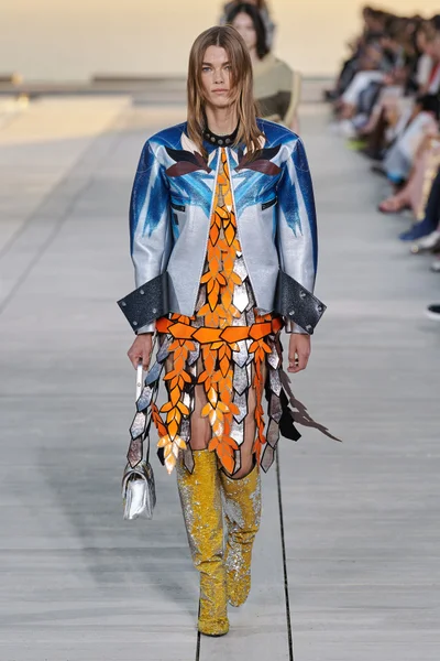 Look 25